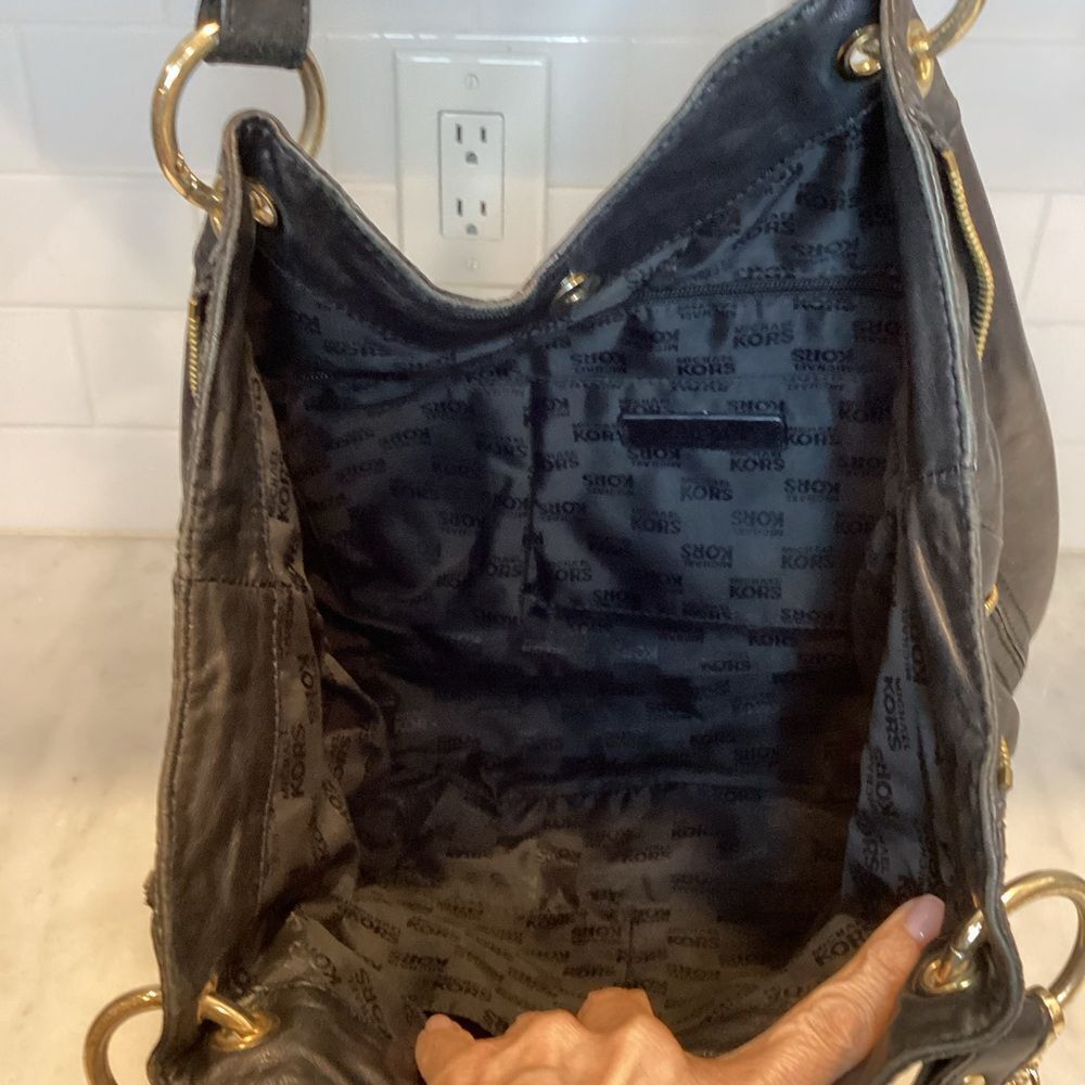 MICHAEL KORS MOXLEY BLACK SOFT LEATHER SHOULDER TOTE - Picture 12 of 16